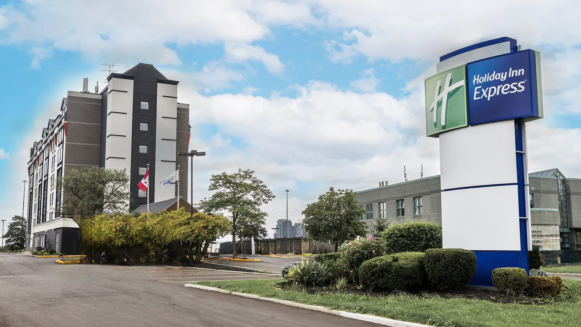 Where to Stay Near Kingswood Music Theatre: 4 Business Hotels