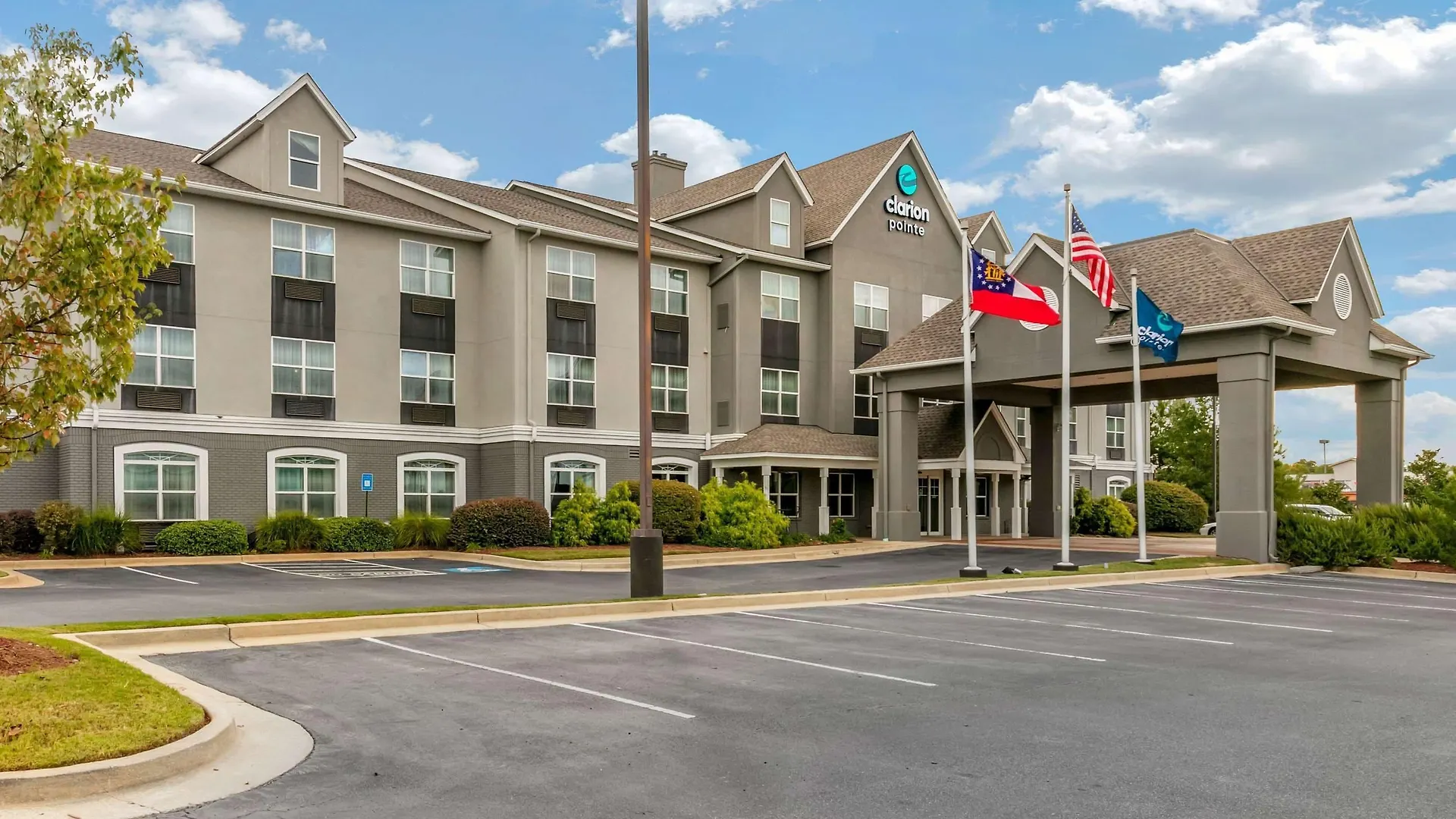 7 Budget Hotels Close to Columbus Square Shopping Center