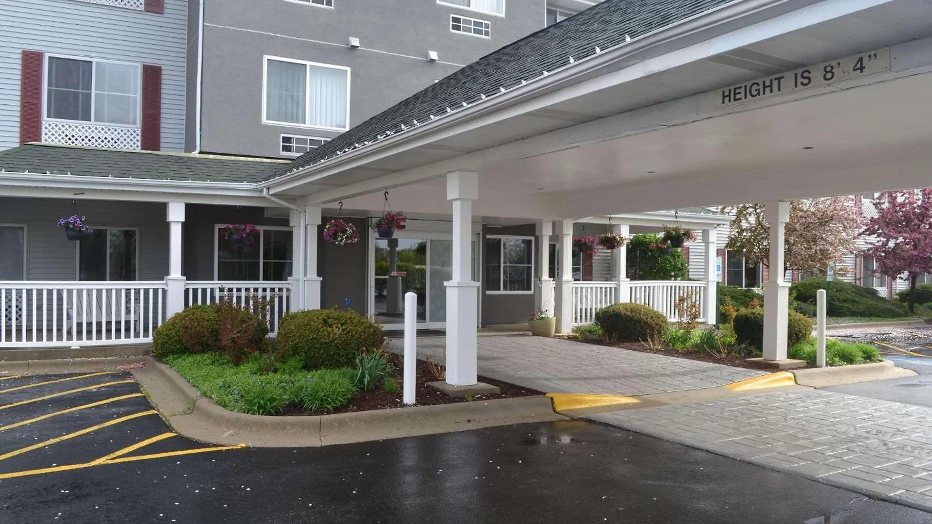 5 Business Hotels Near Six Flags Great America for Easy Access