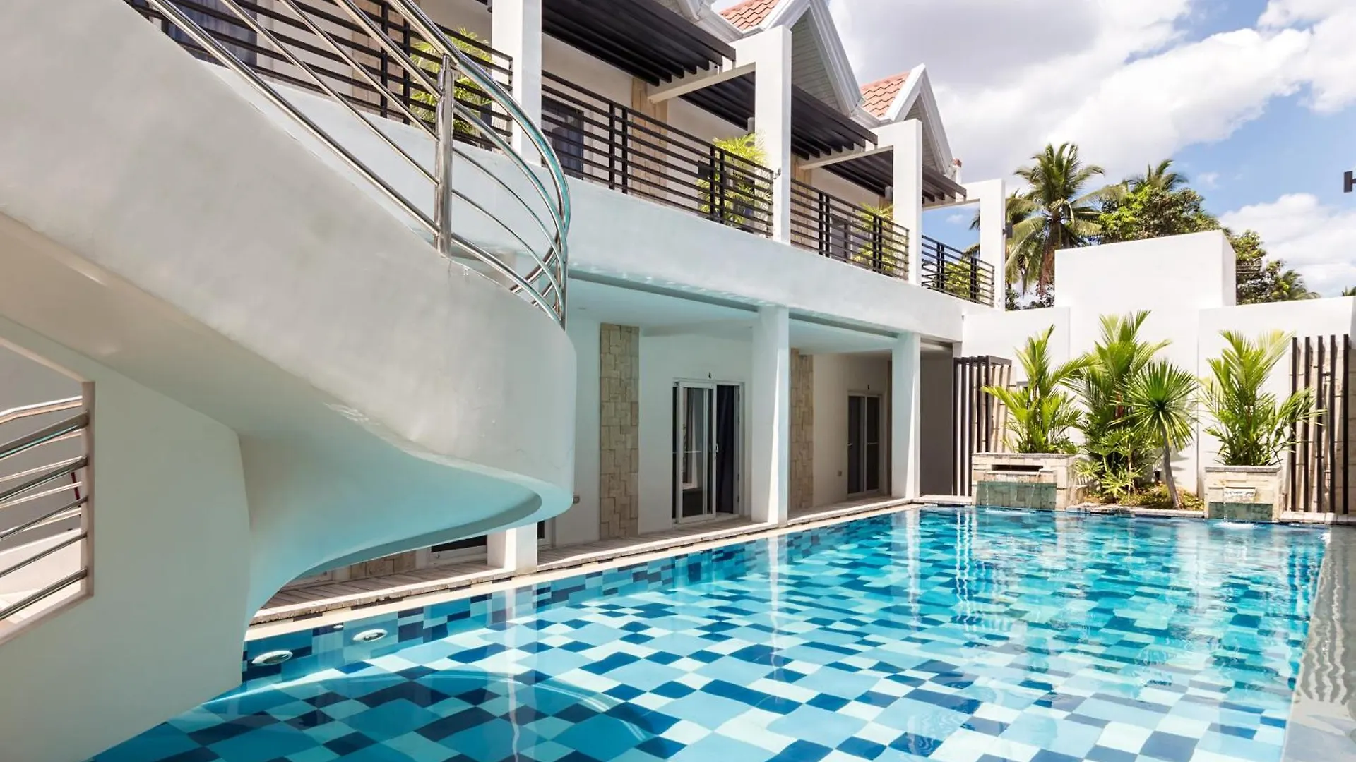 4 Airport Hotels Near Grand Palazzo Royale Worth Booking
