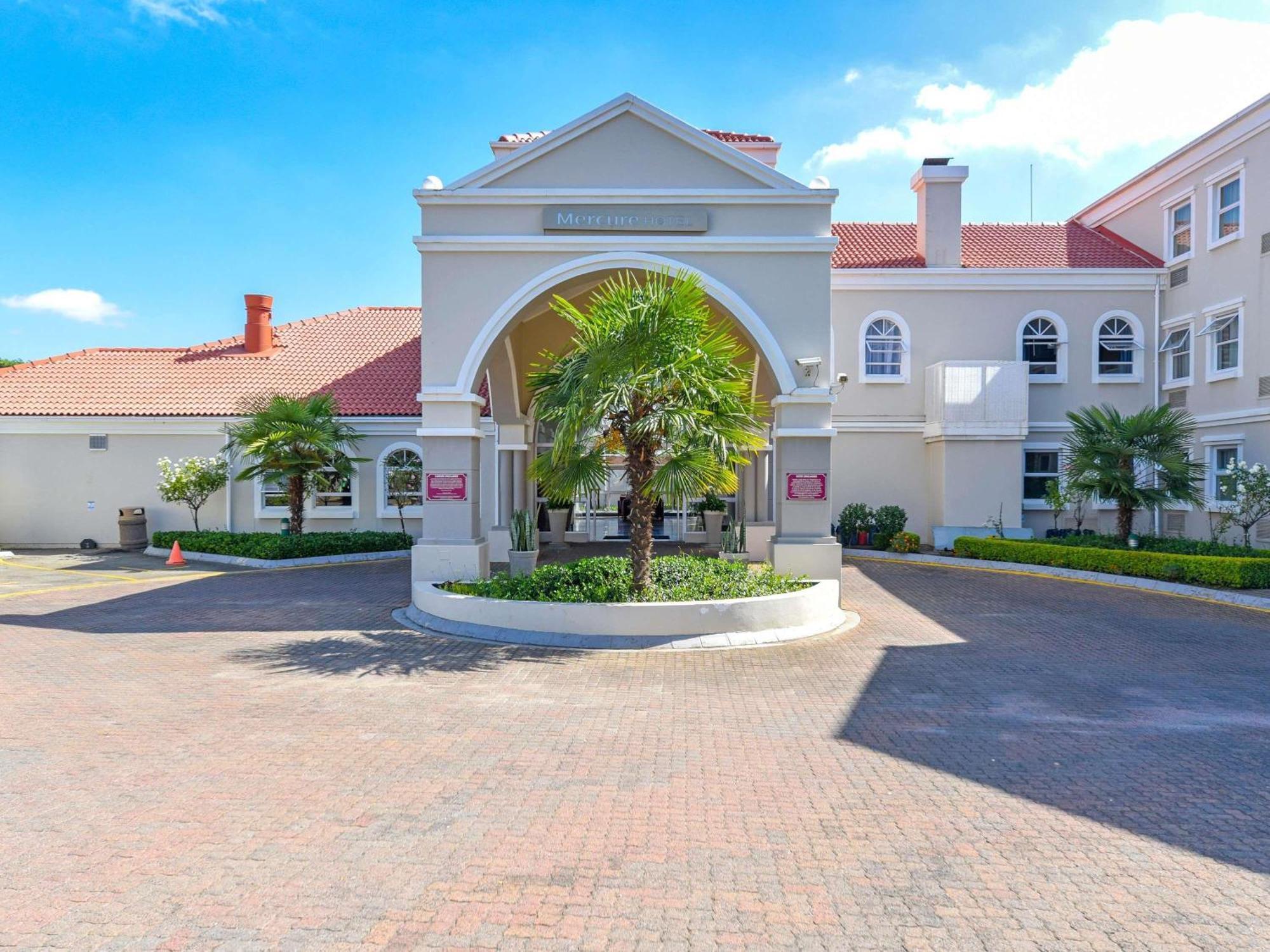 Staying Near Nelson Mandela Foundation: 5 Johannesburg Hotels Compared