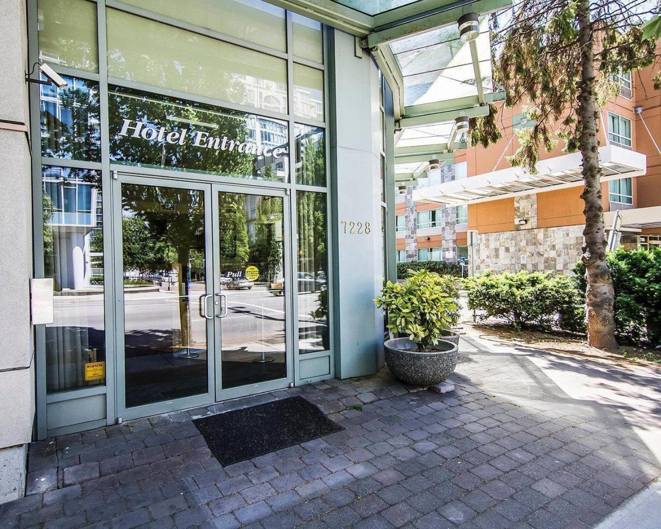 4 Central Hotels Close to Van Dusen Botanical Garden