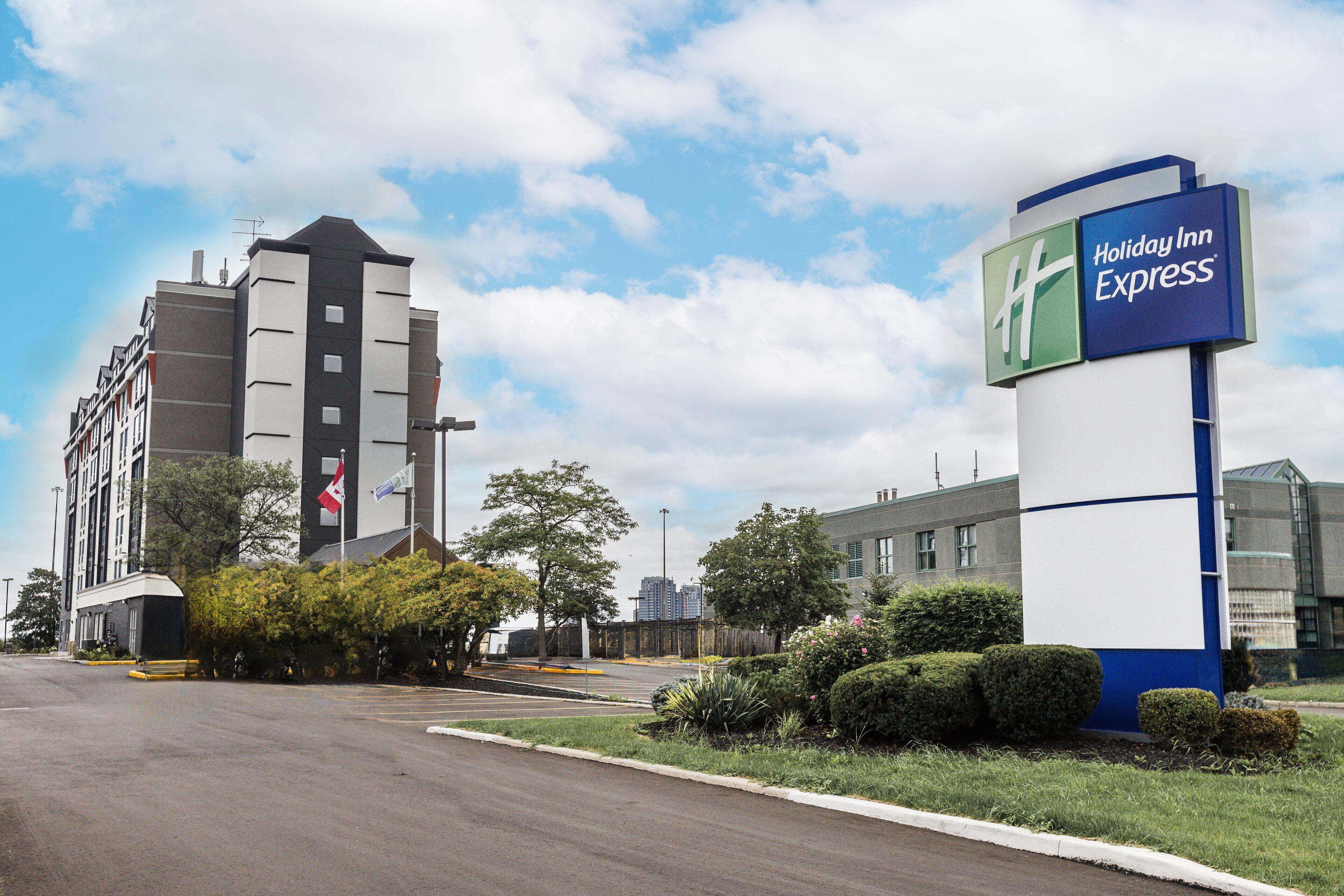 Where to Stay Near Kingswood Music Theatre: 4 Business Hotels