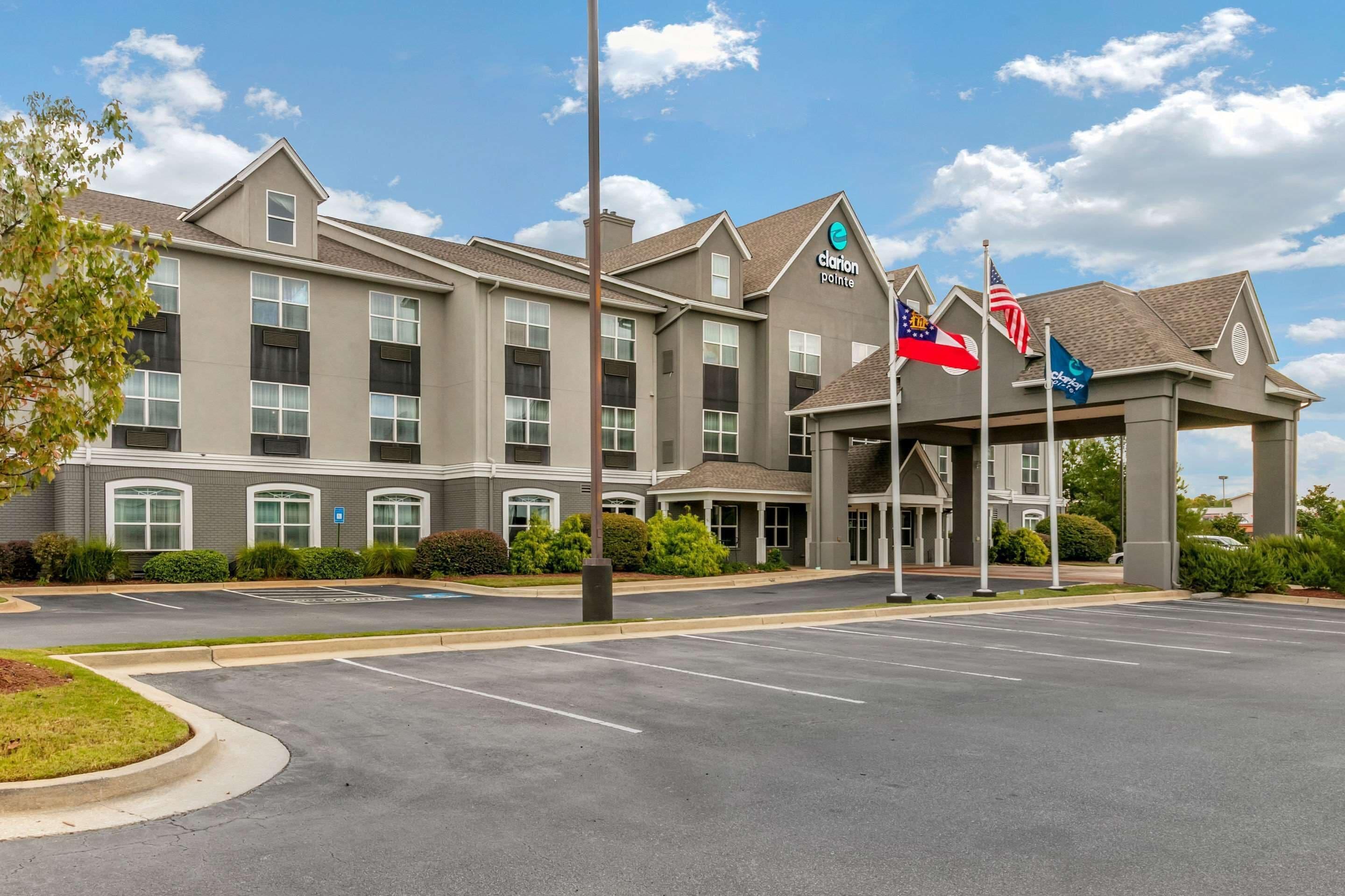 7 Budget Hotels Close to Columbus Square Shopping Center