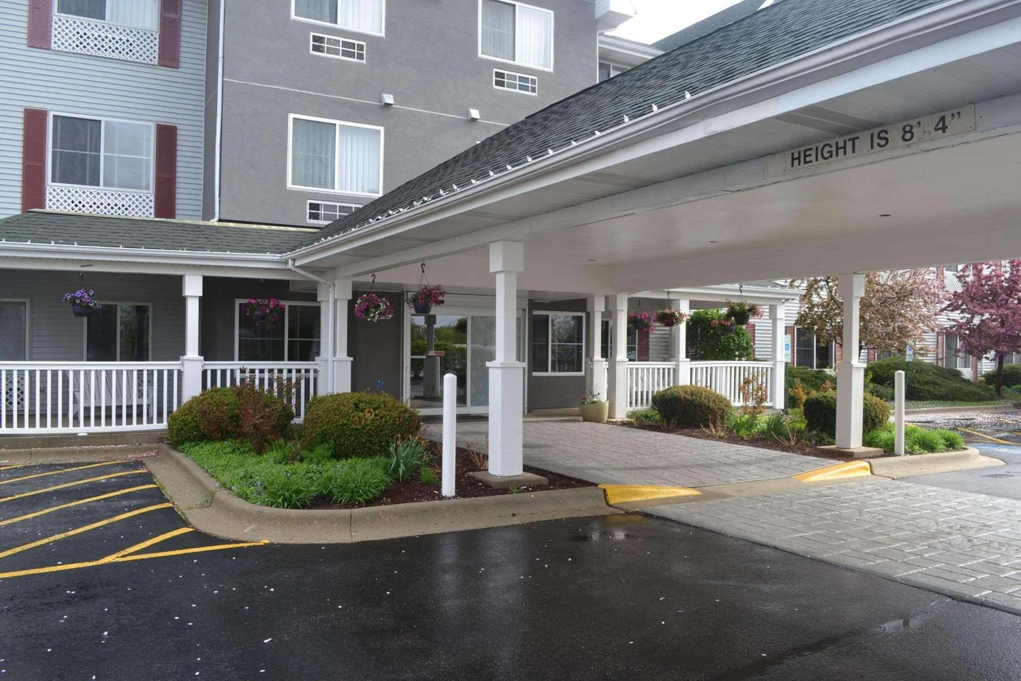 5 Business Hotels Near Six Flags Great America for Easy Access