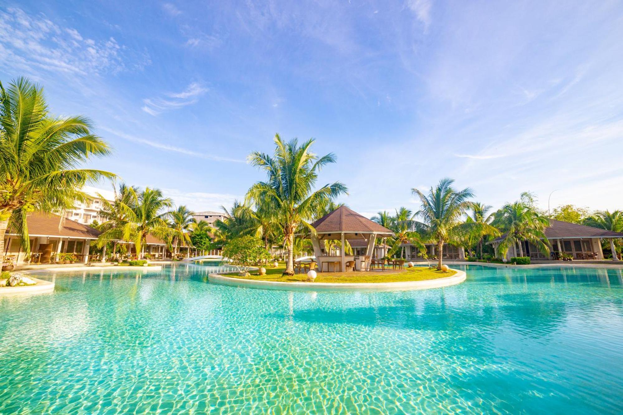 4 Smart Business Hotels Near Hinagdanan Cave Worth Booking